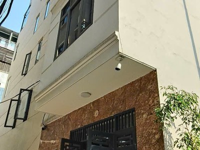 Nhà đẹp, ô tô đõ cửa , thang máy , lô góc ngõ phố hoàng đạo thành , dt 30/35m2 x 6t x 5.2 mt . giá 0