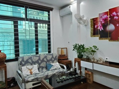 Nhà đẹp, ô tô đõ cửa , thang máy , lô góc ngõ phố hoàng đạo thành , dt 30/35m2 x 6t x 5.2 mt . giá 4