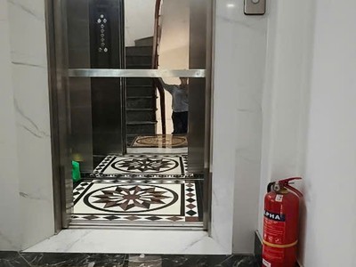 Nhà đẹp, ô tô đõ cửa , thang máy , lô góc ngõ phố hoàng đạo thành , dt 30/35m2 x 6t x 5.2 mt . giá 2