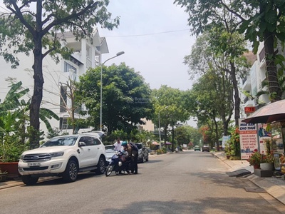 Bán nhà phố đúc 3 tầng, mặt tiền đường 12m, đất 108.6 m2  5mx21m , kdc sầm uất, đầy đủ tiện nghi 0
