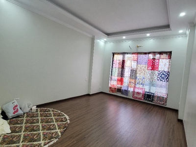 Hàng đẹp nguyễn văn cừ - 6 tầng thang máy - ô tô đỗ cửa - sổ vuông vắn - nhiều chấm gần phố - ngõ 2