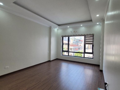 Hàng đẹp nguyễn văn cừ - 6 tầng thang máy - ô tô đỗ cửa - sổ vuông vắn - nhiều chấm gần phố - ngõ 3