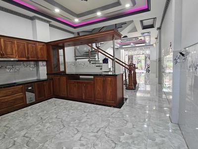 Bán gấp nhà mặt tiền 125m2 đường 49,tân quy,q7 2