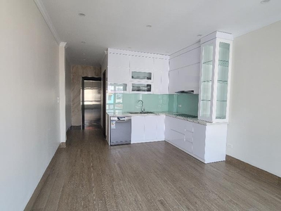 Hàng đẹp nguyễn văn cừ - 6 tầng thang máy - ô tô đỗ cửa - sổ vuông vắn - nhiều chấm gần phố - ngõ 4
