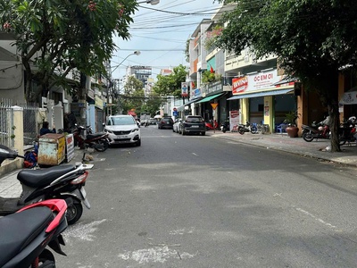 Cần bán 2 căn nhà mặt tiền đường bà triệu - nha trang dt 202m2 bán: 27 tỷ liên hệ: em hồng 0