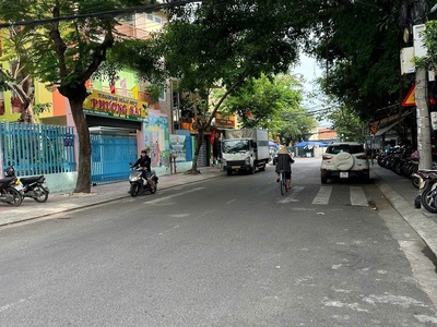 Cần bán 2 căn nhà mặt tiền đường bà triệu - nha trang dt 202m2 bán: 27 tỷ liên hệ: ngọc bích land 1