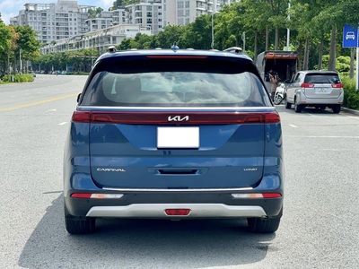 Bán xe Kia Carnival 2.2D Luxury 2023, máy dầu, màu xanh. 1