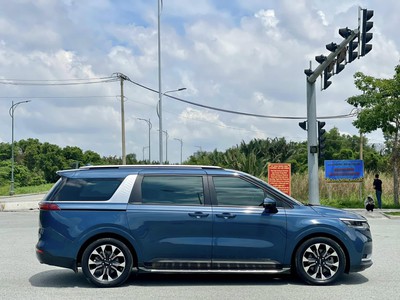 Bán xe Kia Carnival 2.2D Luxury 2023, máy dầu, màu xanh. 2