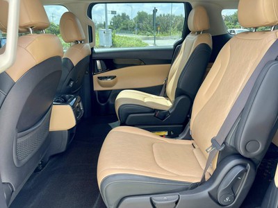 Bán xe Kia Carnival 2.2D Luxury 2023, máy dầu, màu xanh. 9