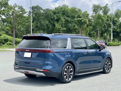 Bán xe Kia Carnival 2.2D Luxury 2023, máy dầu, màu xanh. 4