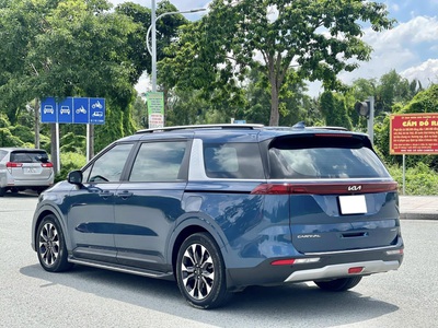 Bán xe Kia Carnival 2.2D Luxury 2023, máy dầu, màu xanh. 5