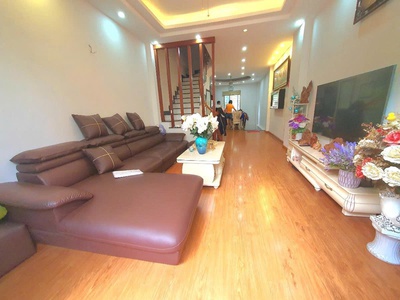 Bán nhà láng hạ ngõ thông ô tô tránh  kinh doanh sầm uất 02 thoáng diện tích rộng 3