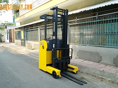 Bán xe nâng điện đứng 900kg khung 4m Nhật Bãi chất lượng 1