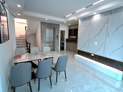 Tây Hồ  gần Ngoại Giao Đoàn  - 5 tầng - có thang máy, ngõ 3 gác   xe máy tránh 4
