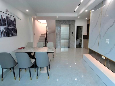 Tây Hồ  gần Ngoại Giao Đoàn  - 5 tầng - có thang máy, ngõ 3 gác   xe máy tránh 5