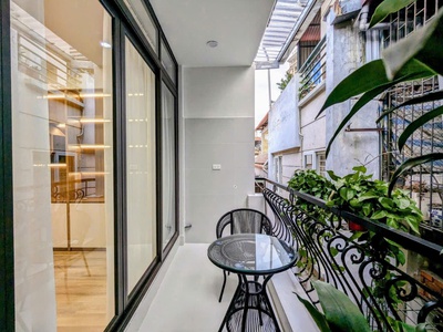 Hoàng cầu - ô tô vào nhà, kinh doanh, sát hồ - 15.2 tỷ - sau qh ra mặt phố, cực hiếm 0