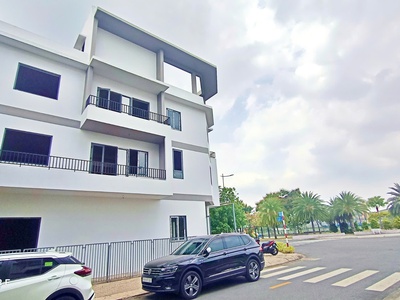 Bán nhà phố mặt tiền đường 19m ven sông ngay trung tâm Bến Lức 4