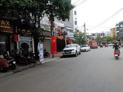 Cho thuê nhà 5 tầng x 30m2 mặt đường Hồ Sen đối diện KaFa Cafe 1