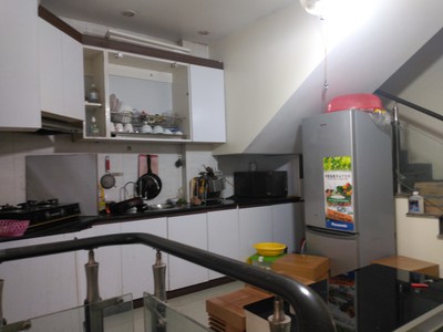 Cho thuê nhà 5 tầng x 30m2 mặt đường Hồ Sen đối diện KaFa Cafe 2