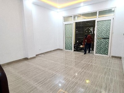 Hiếm   Lạc Long Quân- Ô tô- 5 tầng- 50m sổ vuông mặt tiền 4.5m- 9 tỷ 1