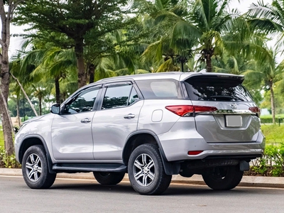 Bán xe Toyota Fortuner 2.4L 4x2 AT 2023, màu bạc. 3