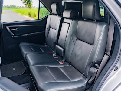 Bán xe Toyota Fortuner 2.4L 4x2 AT 2023, màu bạc. 8