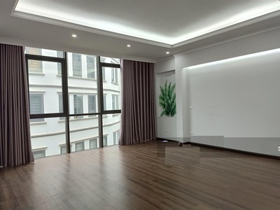 Cho thuê nhà ngõ 6 phố Trần Quốc Hoàn, Dt 50m2 x 7 Tầng xây thông có Thang Máy, 2