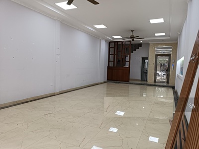 Cho thuê nhà ngõ 6 phố Trần Quốc Hoàn, Dt 50m2 x 7 Tầng xây thông có Thang Máy, 3