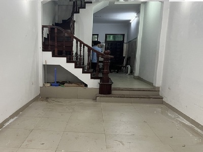 Cho thuê nhà ngõ 2 phố Hoàng Sâm, Diện tích 45m2 x 5 tầng đường rộng để ô tô, xe máy 0