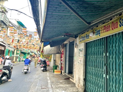 Chính chủ bán căn mặt tiền đoàn văn bơ- đang kinh doanh- giao thương ra xóm chiếu và nguyễn tất 4