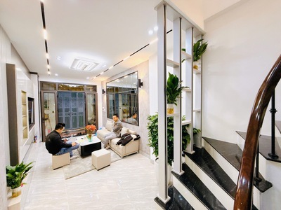 Tây Hồ- Lạc Long Quân- Gần chợ Bưởi- 4 tầng mới đẹp- Ngõ rộng ngay mặt PHỐ- 5 tỷ 1
