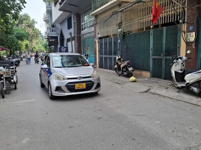  truyền thuyết kể rằng... có một căn nhà nằm sát hồ linh đàm, chỉ cách mặt phố vài bước 2