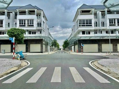 Bán nhà phố văn hoa villa, nhà mới đẹp, tặng full nội thất, giá chỉ bằng nhà thô 4