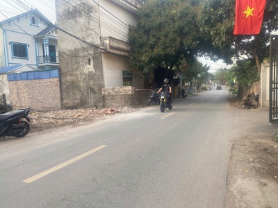 Mặt đường liên xã tại phụng châu  71,5m đã trừ lưu không  măt tiền đẹp xe ô tô qua quá là hợp lý 2