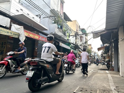 Bnas nhà mặt tiền - khu dân cư hiện hữu- xe hơi đổ cửa- thông ra hoàng diệu và nguyeenc tât thành. 2