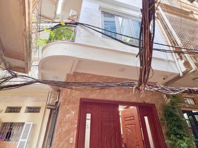Phố ngã tư sở diện tích 42 m, 5 tầng, 8 phòng ngủ, ngõ trước nhà 4 m, cách ô tô tránh 15 m, 2 mặt 0