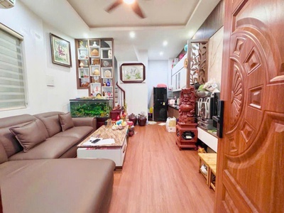 Phố ngã tư sở diện tích 42 m, 5 tầng, 8 phòng ngủ, ngõ trước nhà 4 m, cách ô tô tránh 15 m, 2 mặt 1
