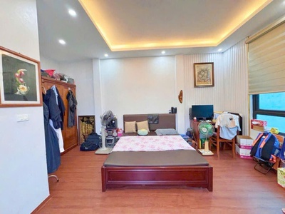 Phố ngã tư sở diện tích 42 m, 5 tầng, 8 phòng ngủ, ngõ trước nhà 4 m, cách ô tô tránh 15 m, 2 mặt 2