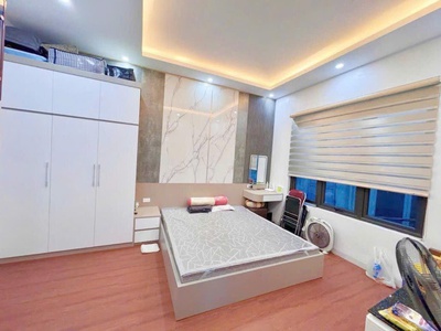 Phố ngã tư sở diện tích 42 m, 5 tầng, 8 phòng ngủ, ngõ trước nhà 4 m, cách ô tô tránh 15 m, 2 mặt 3
