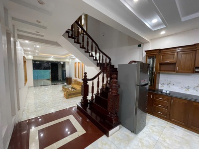 Cho thuê nhà Văn Cao, DT: 90m2, 4 p.ngủ khép kín. 8