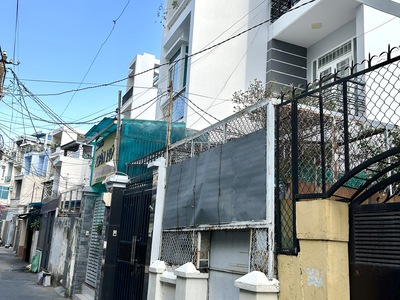  nhà bán đ.xóm chiếu- xe hơi đậu cửa- giao thương với tôn thất thuyết, nguyễn tất thành , tôn đản 2