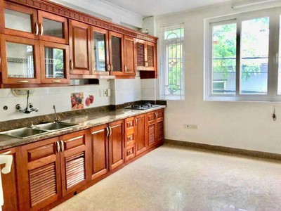 Ngọc Hà 5 tầng nhỏ xinh đủ công năng, lô góc thoáng sáng, cách phố đúng 10 bước chân, ngõ sh quay đầ 1
