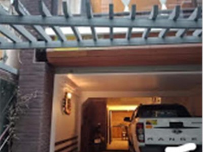 Nhà dân xây cạnh nhổn gara, kinh doanh xe tải, giá 10.5 tỷ 0