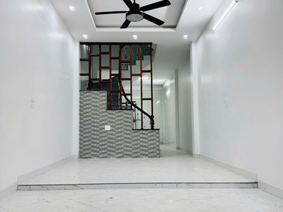 Bán 48,2m2 nhà dân xây đẹp 4,5 tầng tại tổ 16 Thạch Bàn, sát chợ Đồng Dinh. Cách 30m ra đường ô tô 3