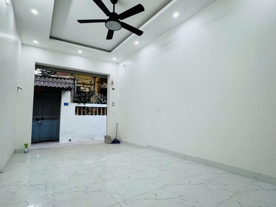 Bán 48,2m2 nhà dân xây đẹp 4,5 tầng tại tổ 16 Thạch Bàn, sát chợ Đồng Dinh. Cách 30m ra đường ô tô 4