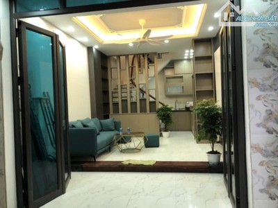 HOÀNG QUỐC VIỆT 40m2 5 tầng giá chỉ 7.8 tỷ   thương lượng nhẹ 0