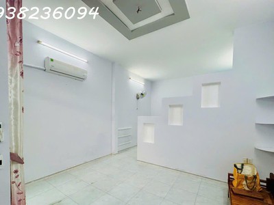 Nhà rộng đẹp 4.5x16, máy lạnh và nhiều nội thất, gần cao đẳng điện lực 3