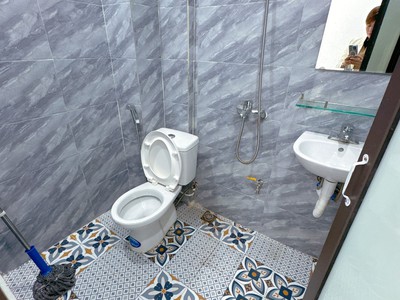 Bán căn hộ tập thể phố nguyễn chí thanh, đống đa, sd 60m2, 2pn, full nội thất ô tô đỗ   tiện ích 4