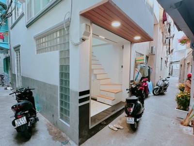 Nhà điện biên phủ mới đẹp - 3 tầng - 2 pn - lô góc thông thoáng - cách hẻm xe hơi 20m - giá chỉ 3.8 4