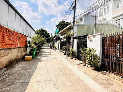 Hot  hot. cả 2 phường có căn duy nhất tại  thạnh lộc 31 quận 12  dt: 6,7 17m đường 6m  trệt 2 lầu 0